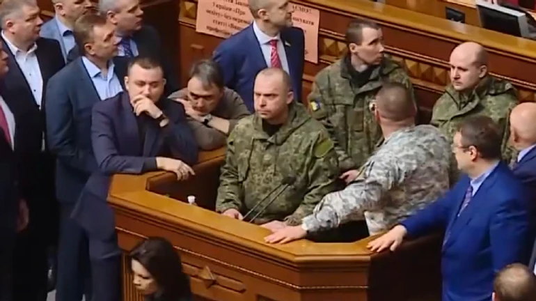 Главные новости понедельника и ночи: экс-полицейский и провокации, Порошенко в ГБР