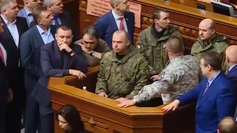 Главные новости понедельника и ночи: экс-полицейский и провокации, Порошенко в ГБР