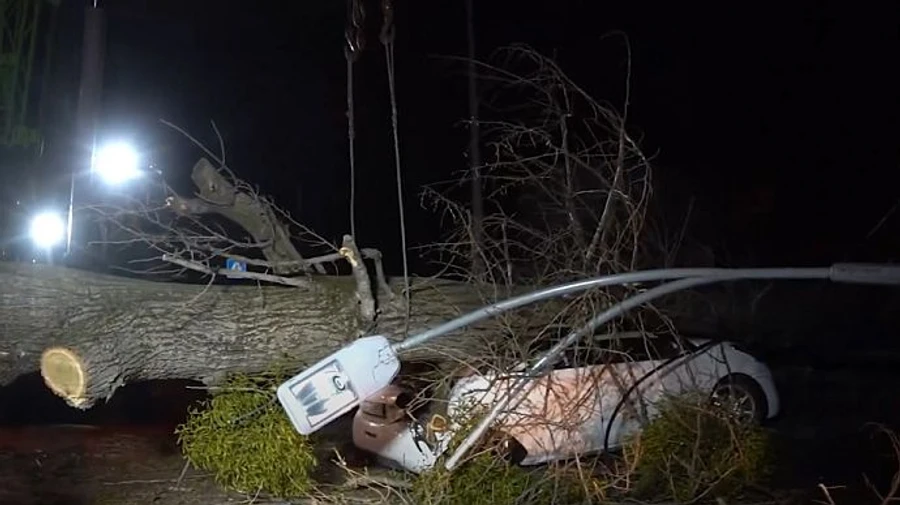 У Києві внаслідок негоди загинула людина, пошкоджено десяток авто