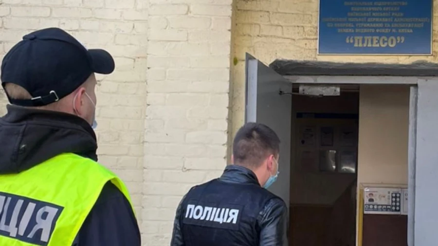 Через забруднення озера в Києві силовики проводять обшуки у Плесі