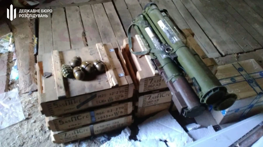 Посадовець Служби зовнішньої розвідки і експрикордонник вивозили зброю з ООС – ДБР