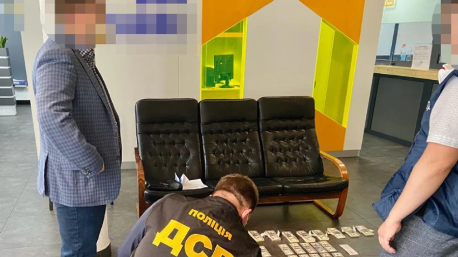 ГБР задержало столичного прокурора со 100 тысячами долларов