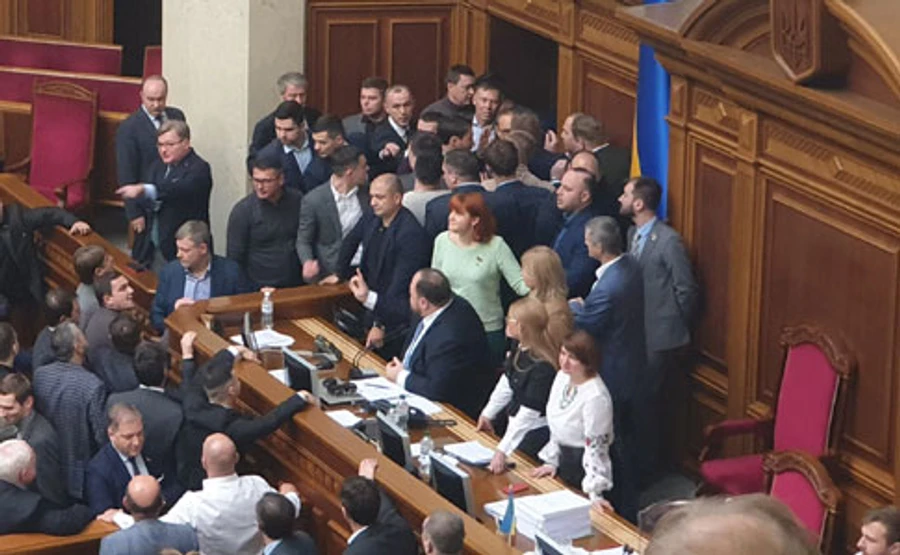 Мавпячі кулачні стрибки: у Раді намагаються зірвати земельну реформу