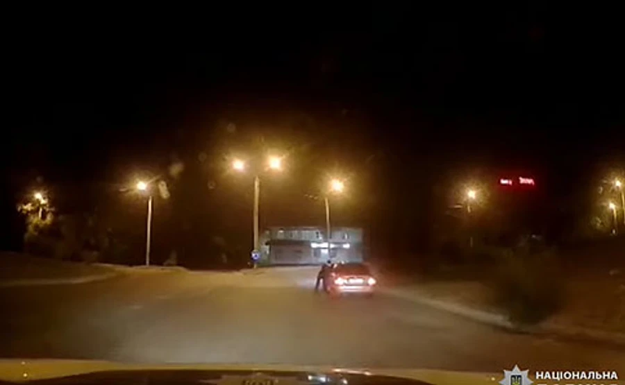 Водитель-нарушитель на Jаguar протянул по дороге полицейского