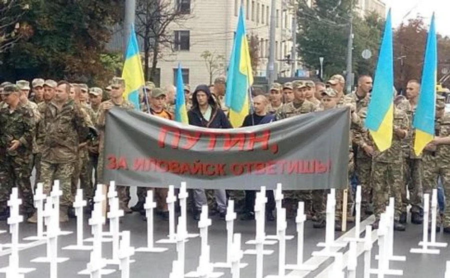 Путін, за Іловайськ відповіси: під посольством РФ поставили хрести