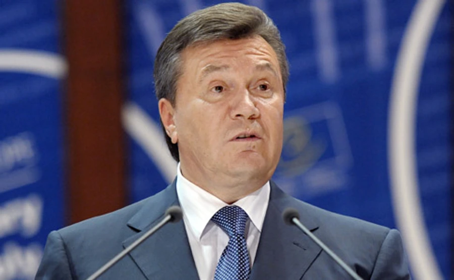 Адвокат назвал адрес Януковича, и говорит, что тот ездит по командировкам