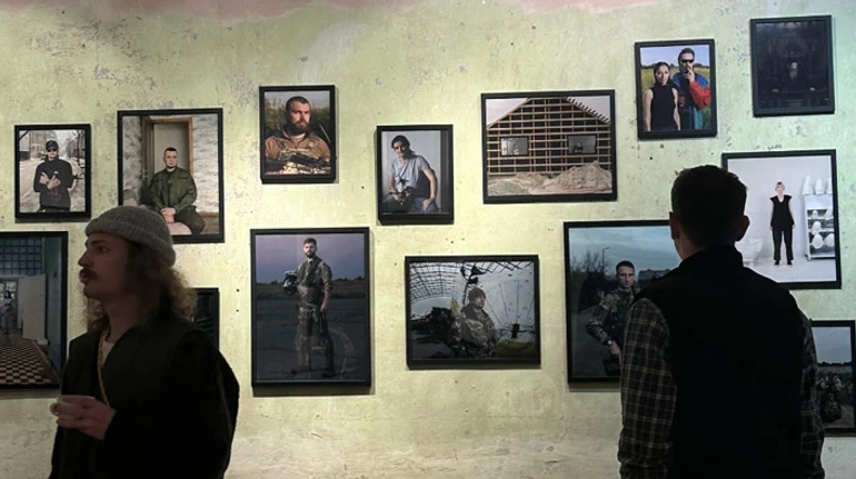 Пантеон несвятих героїв на виставці Святі. Фото Саші Маслова показують у The Naked Room