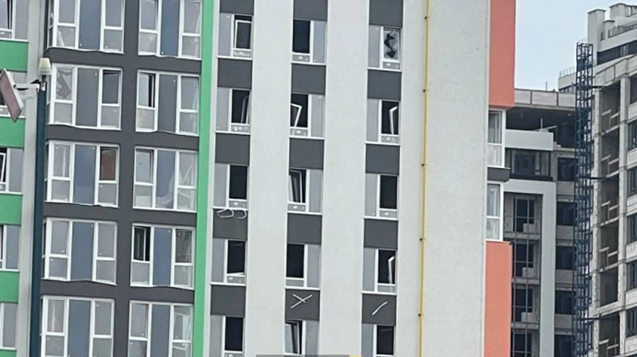 Атака на Одещину: влучили в зерновий термінал порту, понівечені будинки, велика пожежа на складах