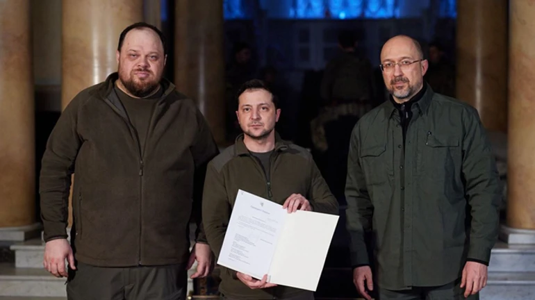 Zelenskyy signs Ukraine’s EU membership application