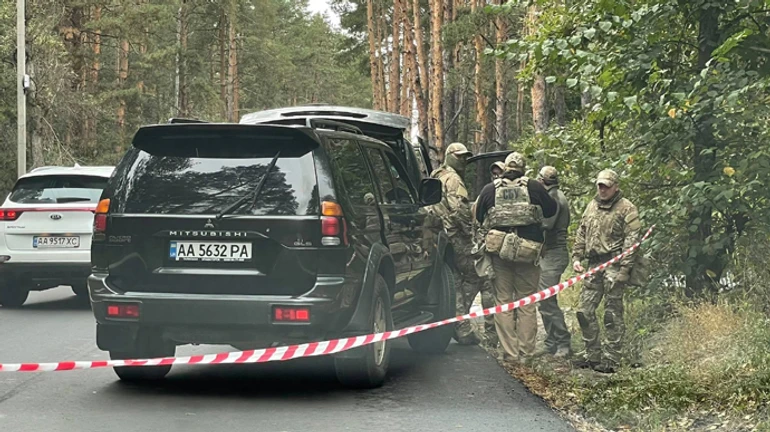 На місці обстрілу автівки Шефіра шукають сліди нападника: там немає камер