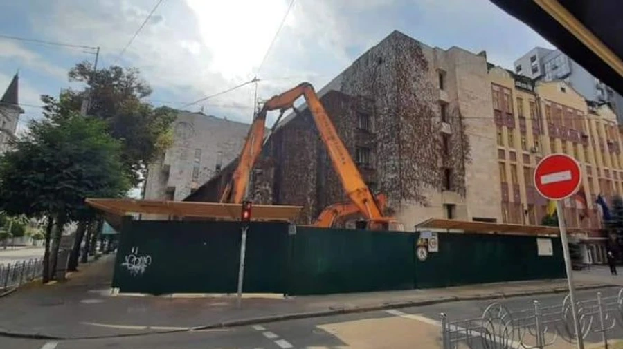 В центрі Києва почали зносити модерністичний фасад Квітів України