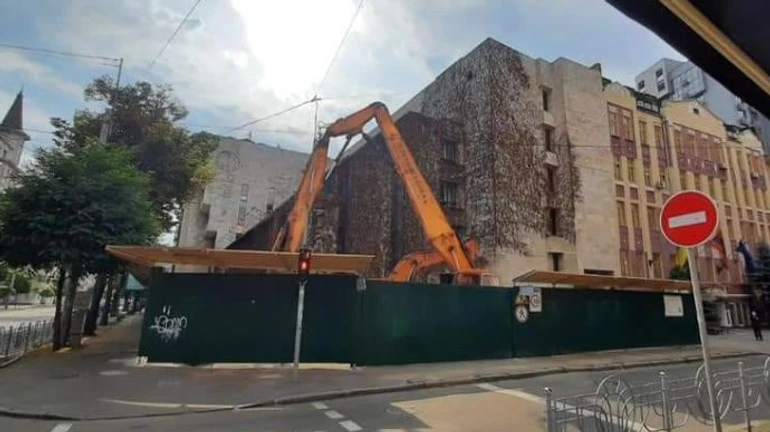 В центре Киева начали сносить модернистский фасад Цветов Украины