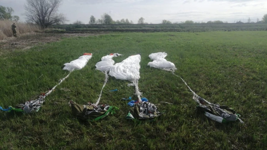 Возле российской границы нашли сумки с парашютами