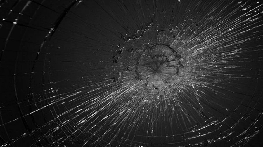 На пешеходном мосту Кличко снова треснуло стекло: подозревают вандалов