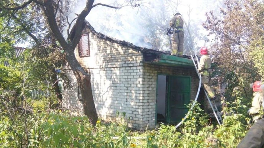 Окупанти обстріляли приватні дачі в Авдіївці, спалахнула пожежа