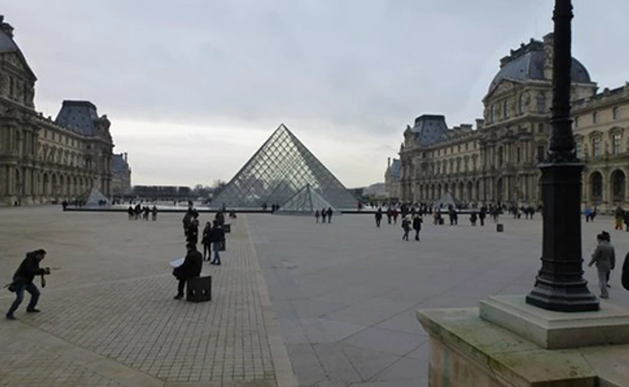 В Париже эвакуировали площадь, где должны были собраться сторонники Макрона