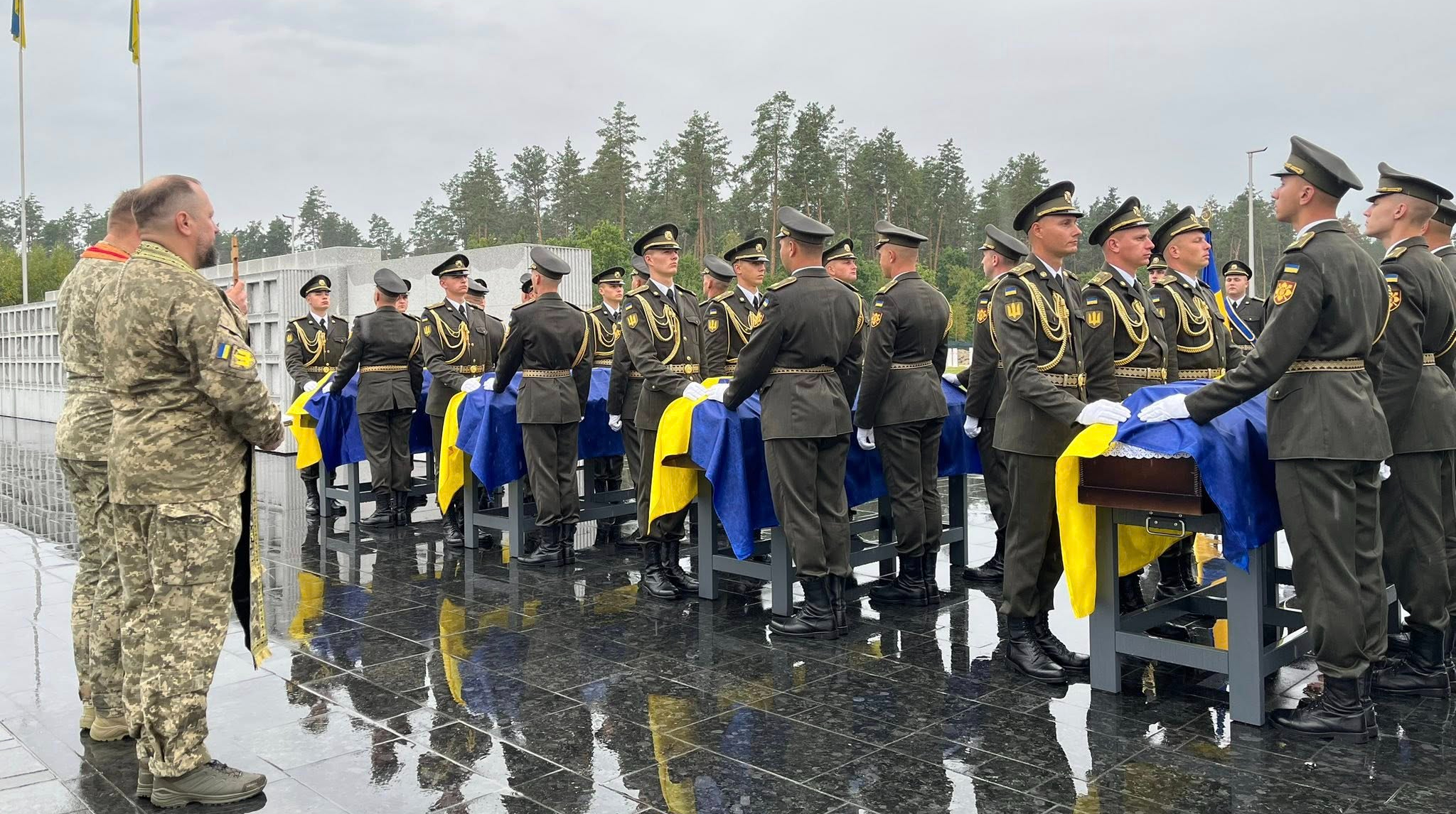 Понад 100 героїв поховали на Національному військовому кладовищі за перший місяць його роботи