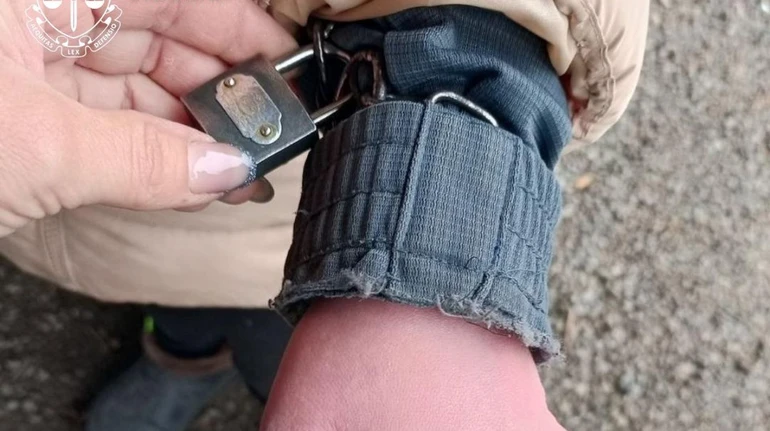 В Кировоградской области мать держала в наручниках дочь с инвалидностью: ей объявили подозрение