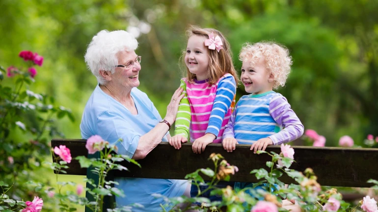 Как забота о внуках влияет на здоровье мозга бабушек и дедушек? Ученые имеют объяснение
