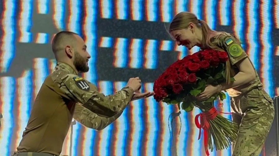 Ukrainian soldier proposes to his sweetheart after joining Ukraine's Armed Forces to free her from Russian occupation – video