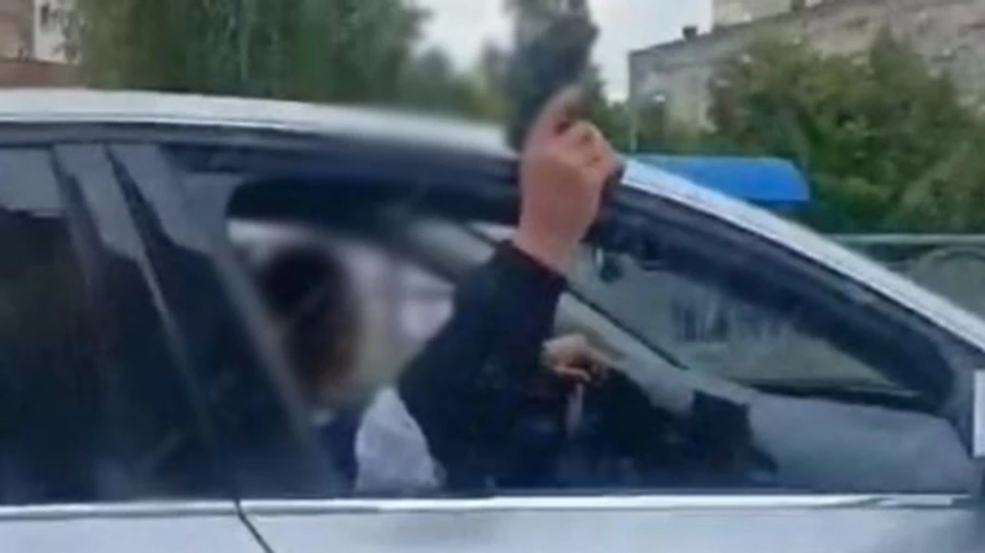 У Києві чоловіки під час їзди на авто відкрили вогонь з пістолета