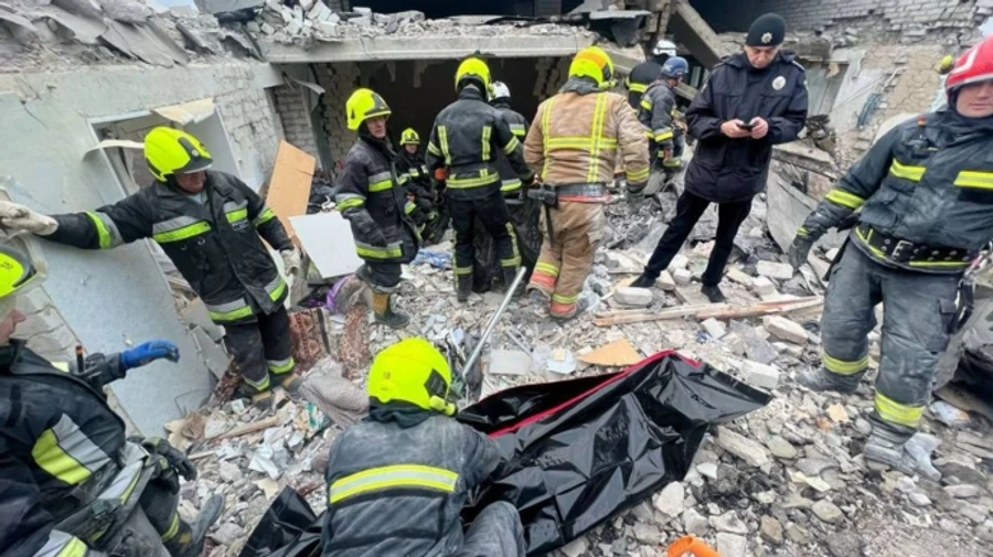 З-під завалів будинку в Дніпрі, у який влучив дрон, дістали тіло чоловіка – ОВА