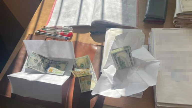 Намагалася з’їсти долари при затриманні: медики вимагали гроші за оформлення інвалідності