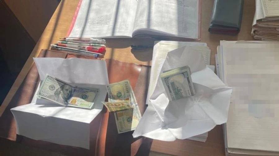 Намагалася з’їсти долари при затриманні: медики вимагали гроші за оформлення інвалідності