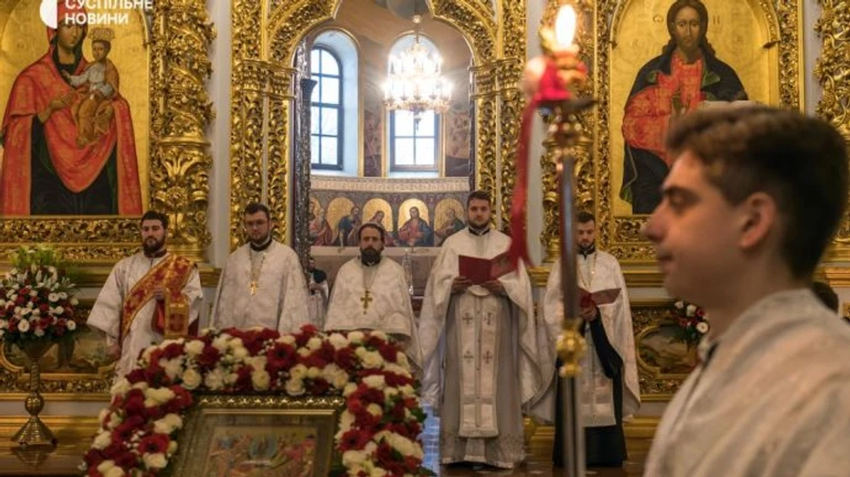 У Києво-Печерській лаврі великодні служби провели і ПЦУ, і УПЦ МП