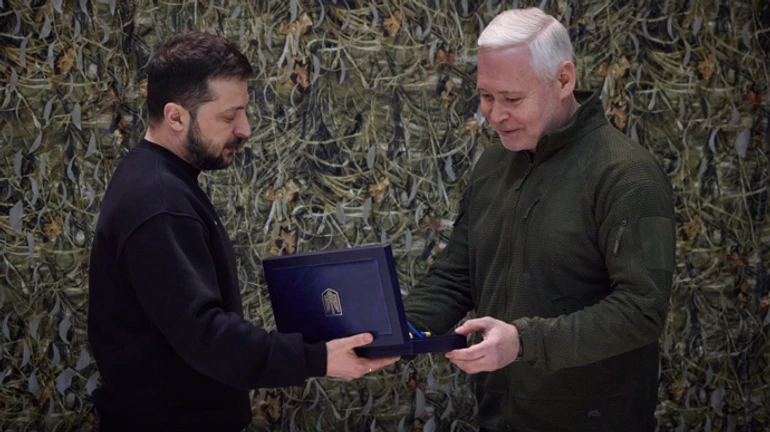 Зеленський неанонсовано приїхав у Харків: вручив відзнаку Місто-герой