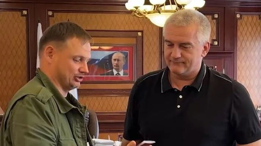 Head of occupied Crimea hands Russian passport to collaborator Stremousov
