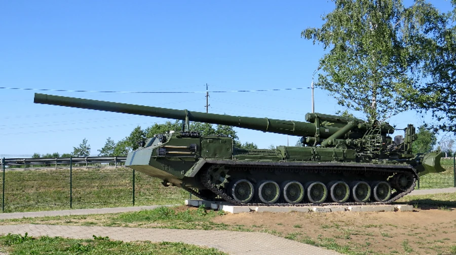 Ukrainian Armed Forces destroy Russian Pions and howitzer in the south