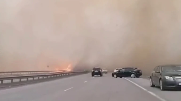 У Сибіру вирують степові пожежі, вогонь переходить на будинки