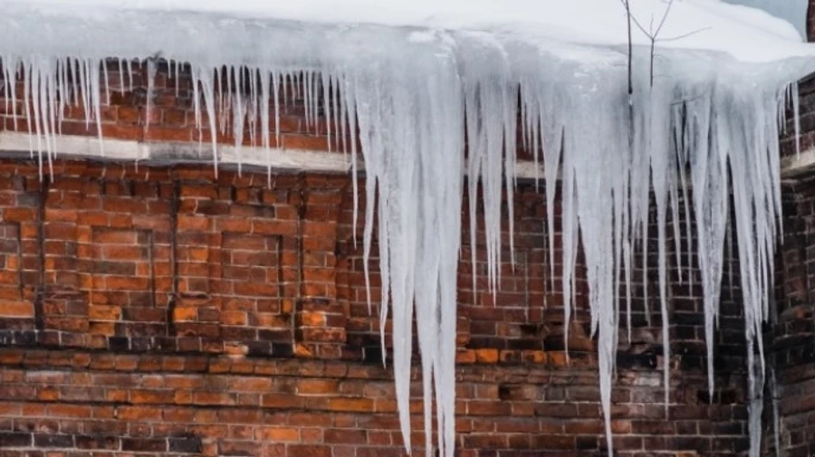 У центрі Києва на жінку з даху впала брила льоду