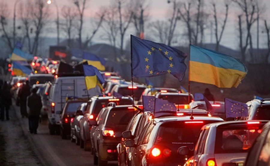 ДБР повідомило про підозру у хуліганстві СБУшнику, який побив автомайданівця