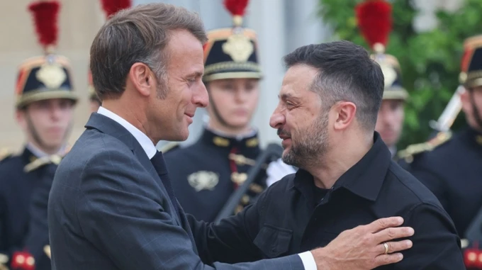 Zelenskyy arrives in France for Coalition of the Willing summit