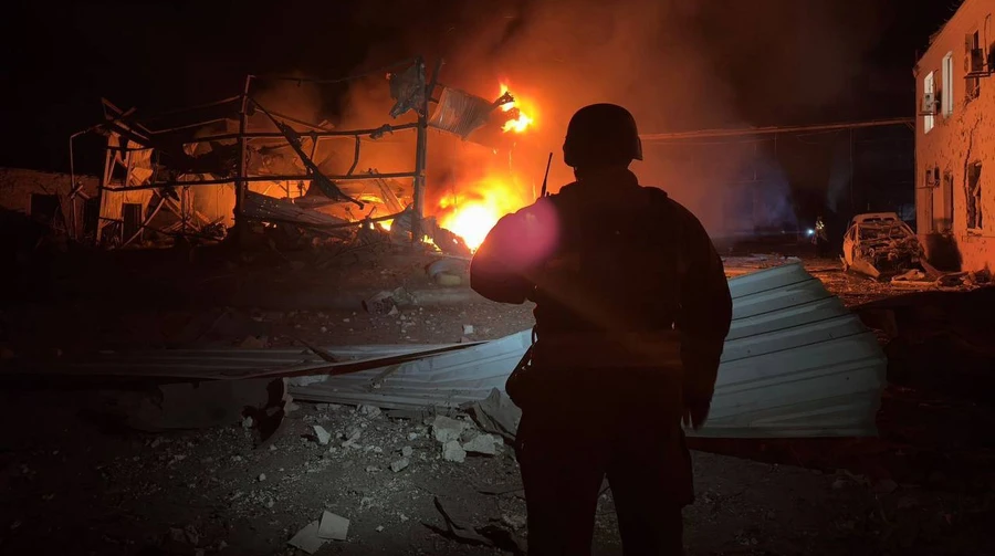 Спасатели до сих пор тушат три пожара после массированного удара РФ по Украине