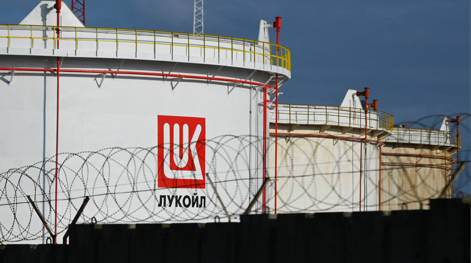 Британія ввела масштабні санкції проти російської нафти