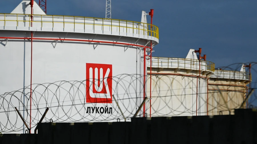 Britain has imposed large -scale sanctions against Russian oil