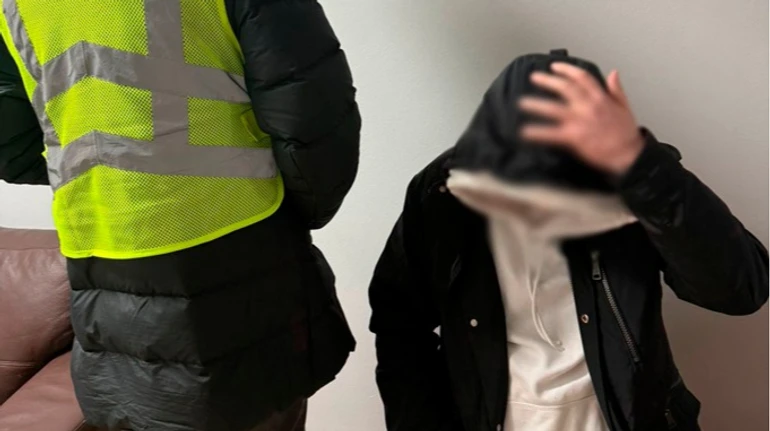 В Киеве задержали мужчину, который развращал трех школьниц, заманивая их подарками