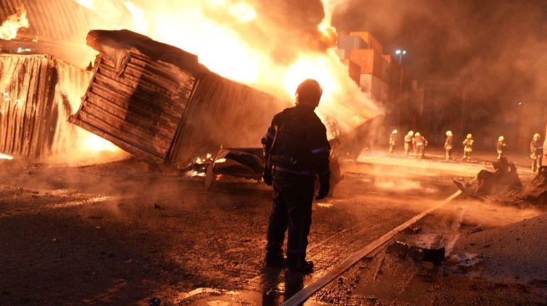 Росіяни атакували Одещину: вирувала пожежа в порту, пошкоджено будинки