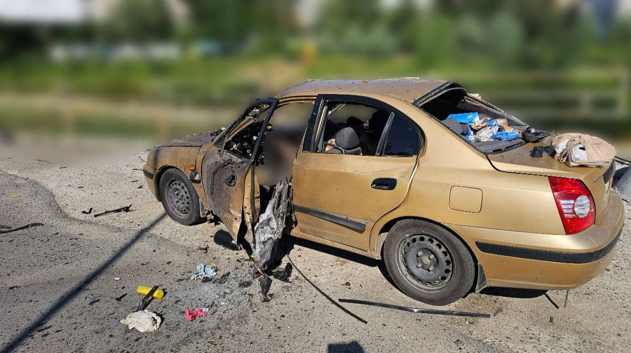 Росіяни вранці вдарили по цивільних автівках у Херсоні: загинули двоє чоловіків