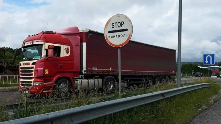Poles block lorry traffic through Rava-Ruska checkpoint