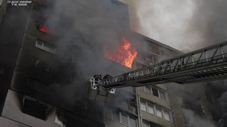 Attack damages power line and heating pipeline in Kyiv, high-rise building on fire and civilians killed and injured – photo, video