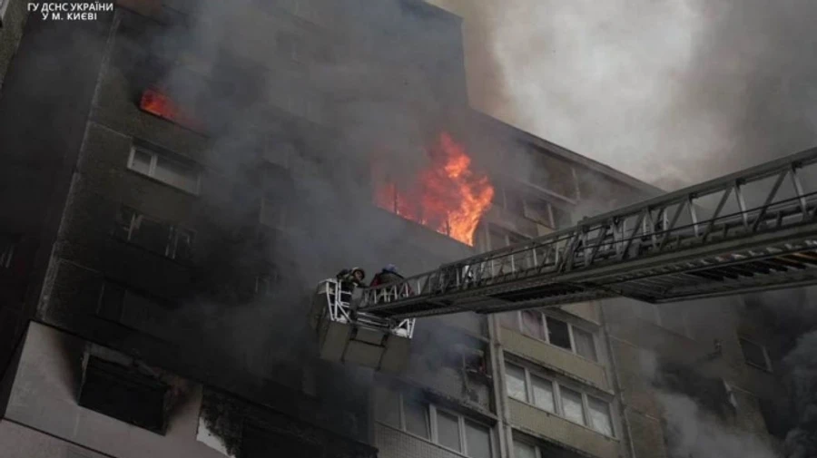 Attack damages power line and heating pipeline in Kyiv, high-rise building on fire and civilians killed and injured – photo, video