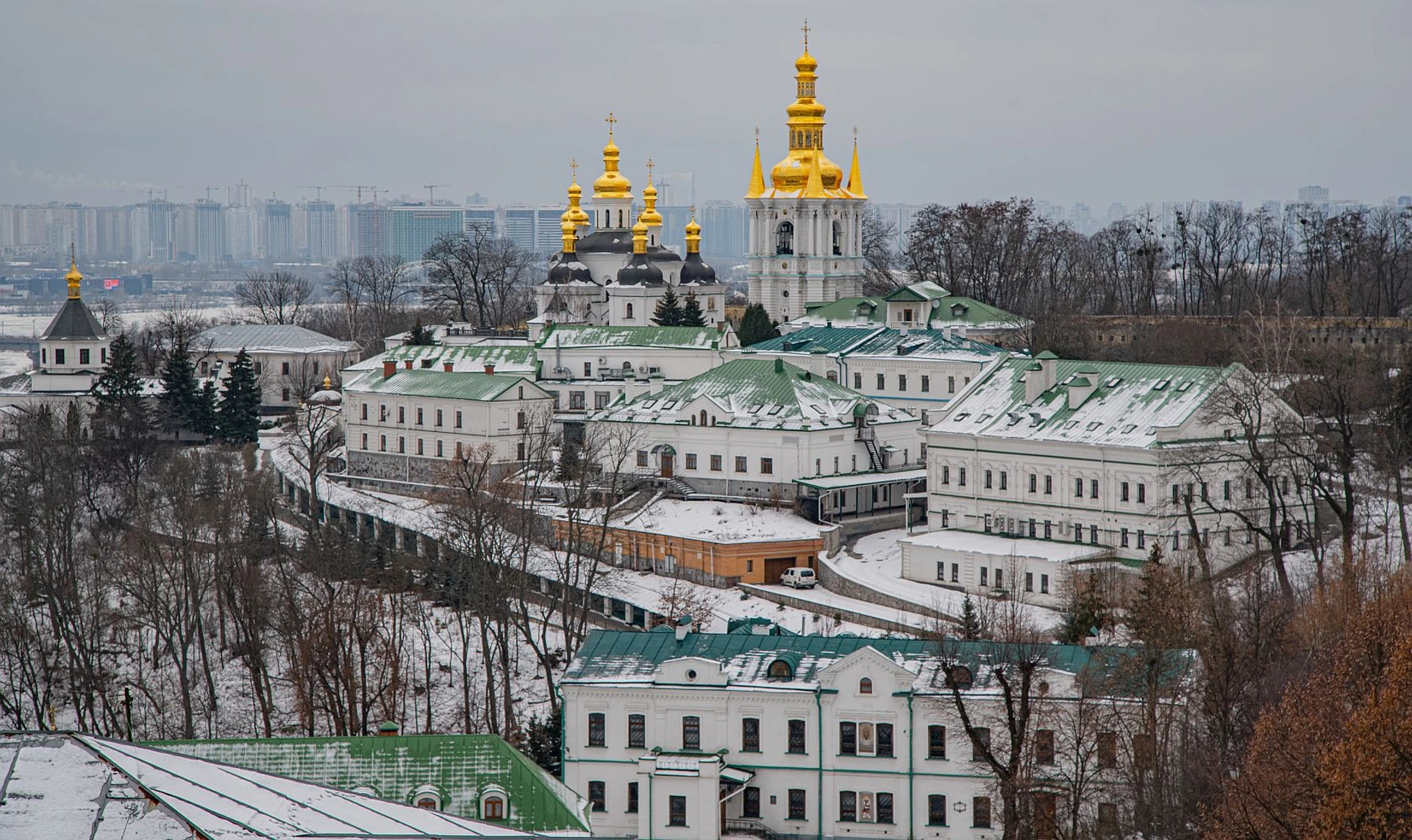 Счетчики банкнот, ножи и ни одного тризуба. Какой была бизнес-империя УПЦ в Лавре и как святыню возвращают Украине