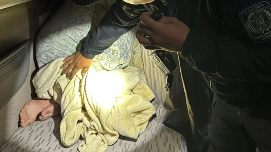 Мужчина дал 5 тысяч долларов, чтобы под одеялом дальнобойщика уехать за границу