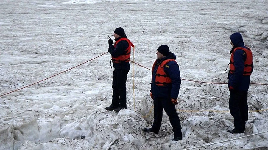 В Киеве могут раздаваться взрывы: будут взрывать ледовую пробку на Десне