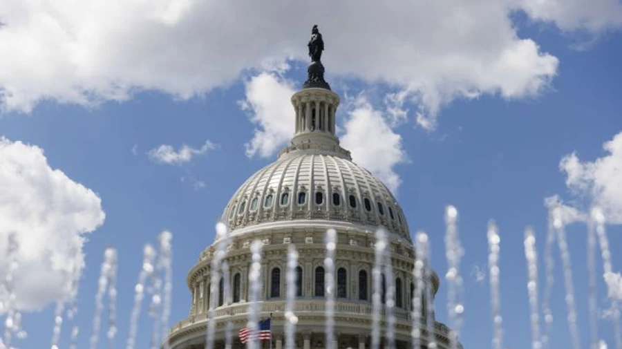 Неизвестный протаранил на авто барьер под Капитолием и застрелился