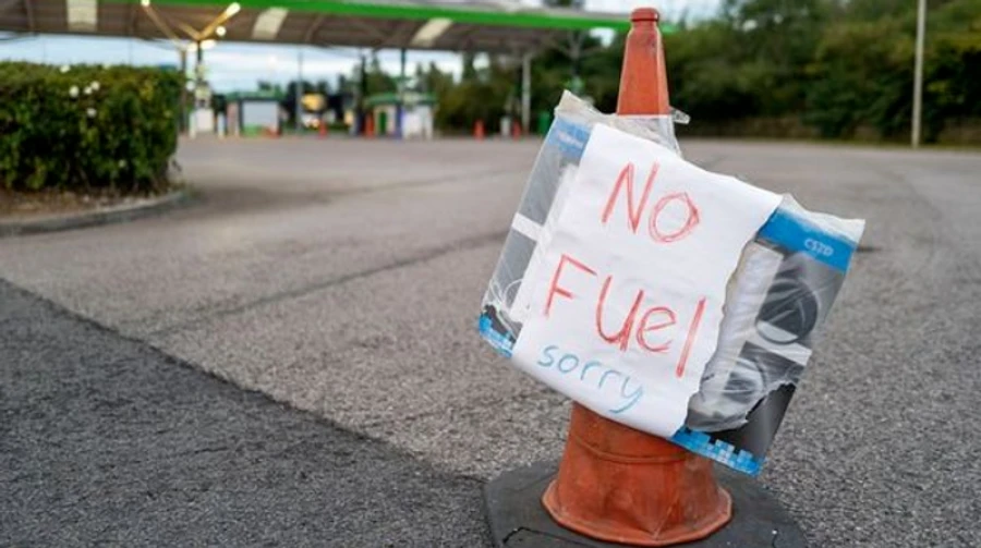 Топливный кризис в Британии: военных перевели в режим ожидания